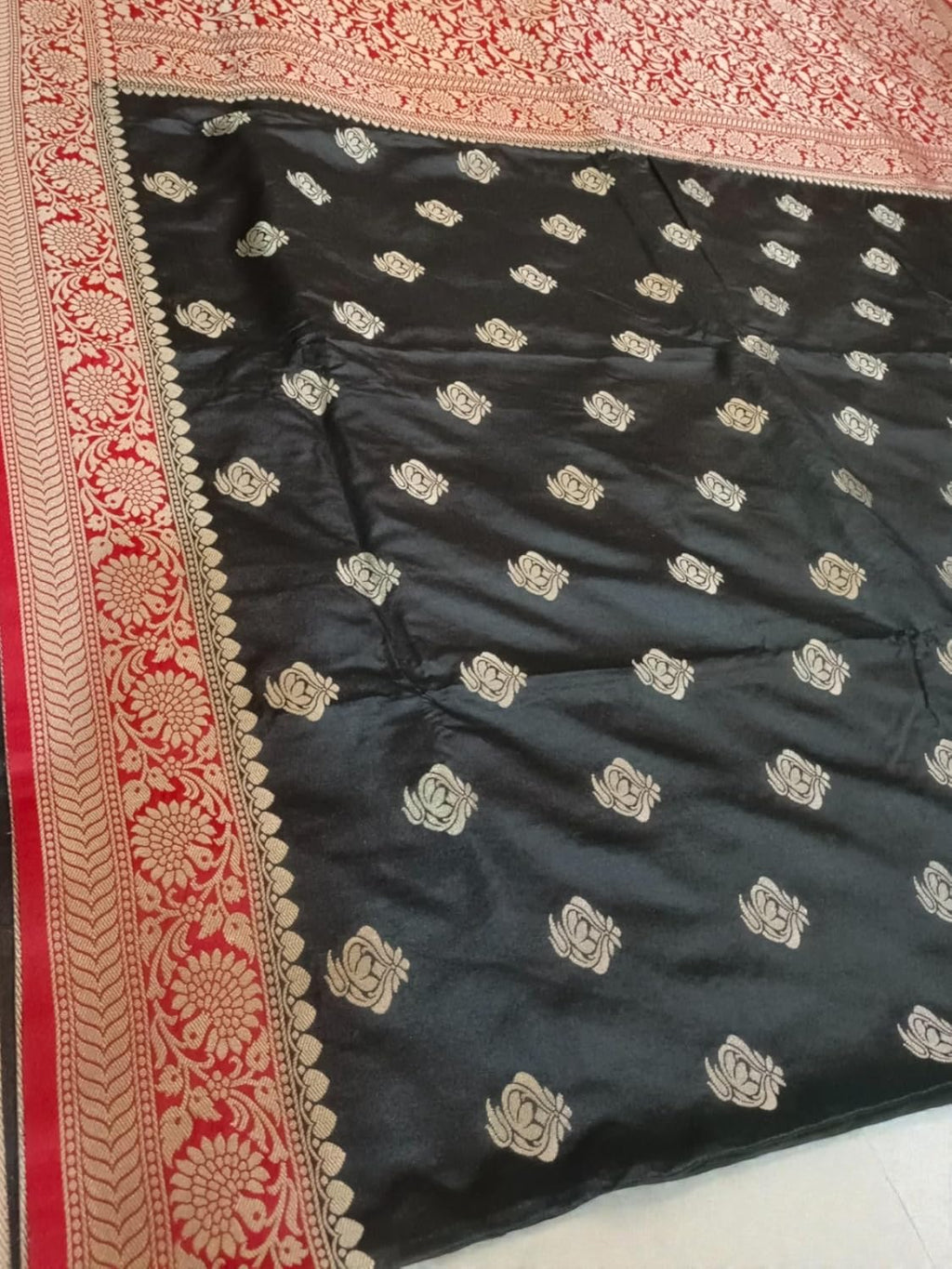 myFashion Banarasi Katan Silk Saree with Contrast Border and Pallu