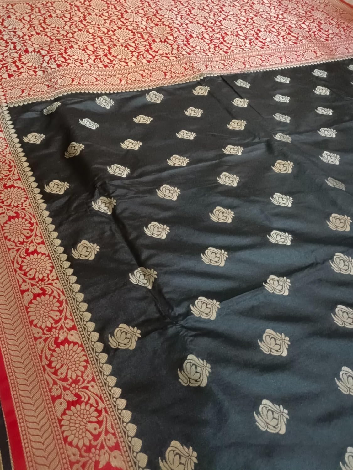 myFashion Banarasi Katan Silk Saree with Contrast Border and Pallu
